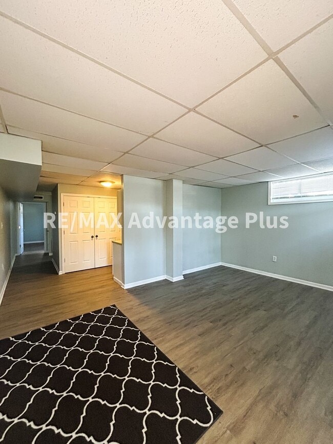 Building Photo - 400 S Main St