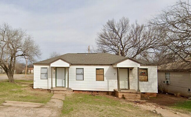 Building Photo - 1315 SW E Ave