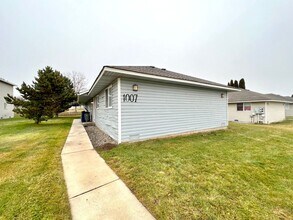 Building Photo - 1007 E 19th Ave