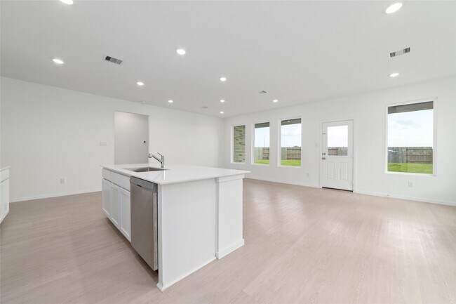 Building Photo - 830 Heaven Dr