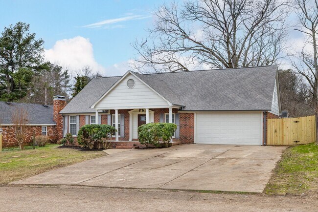 Building Photo - 5 bedroom 3 bath in Covington recently renovated just off the town square