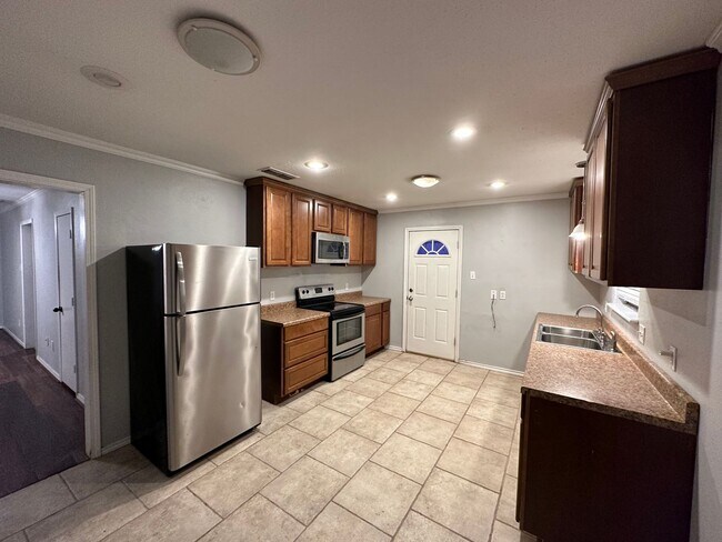 Building Photo - Spacious 2/1!
