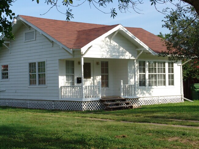 Front Porch - 559 S Fannin St