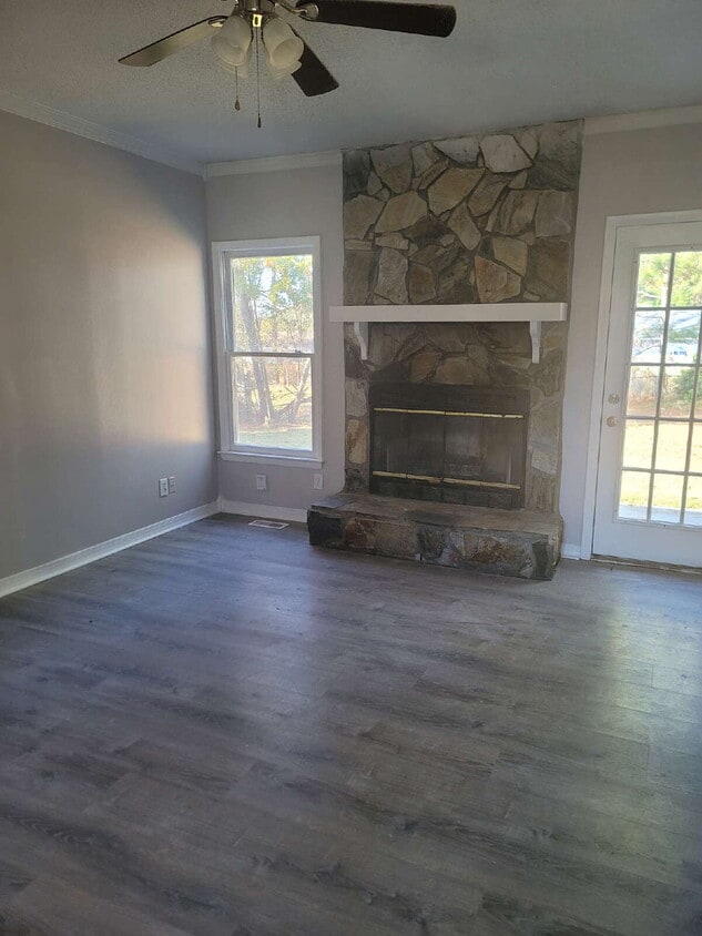 Foto del edificio - "Charming 4-Bedroom Fayetteville Retreat with Cozy Fireplace"