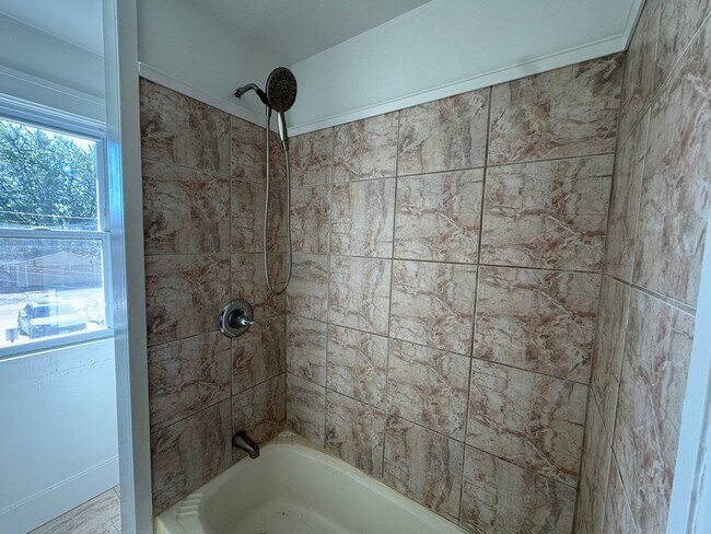 Building Photo - 2 Bed, 1 Bath Townhome Across from Stephen...