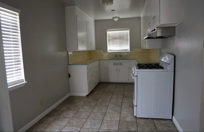 Building Photo - 1424 Sycamore Dr