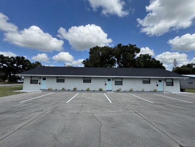 Building Photo - 406 Oak St