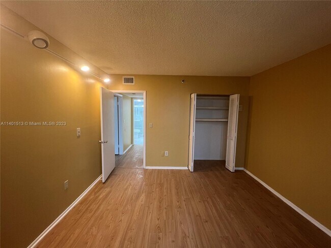 Building Photo - 919 Hillcrest Dr