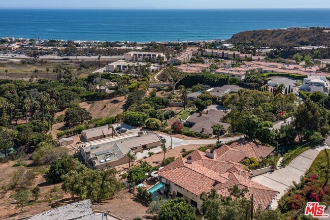 Building Photo - 3504 Coast View Dr