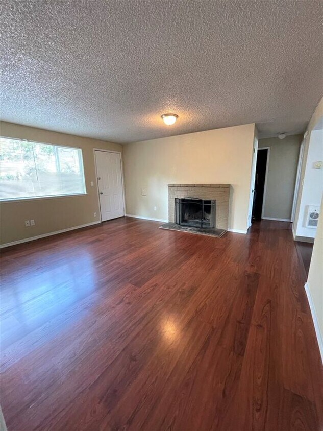 Primary Photo - 1/2 off 1st month's rent - Charming Lower ...