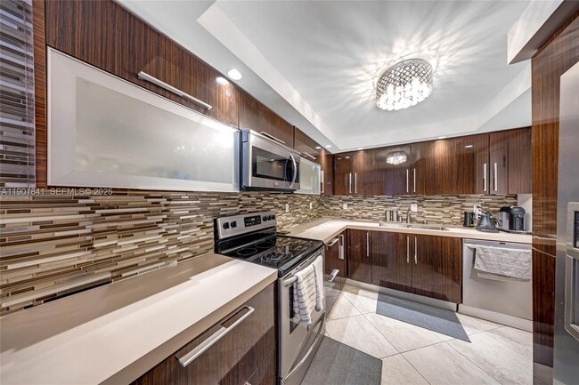 Building Photo - 6039 Collins Ave