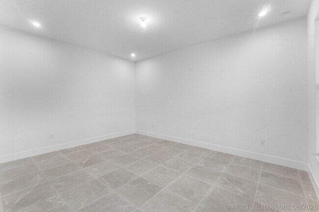 Building Photo - 888 SW Newfield Ave