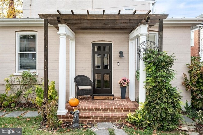 Building Photo - 320 S Loudoun St