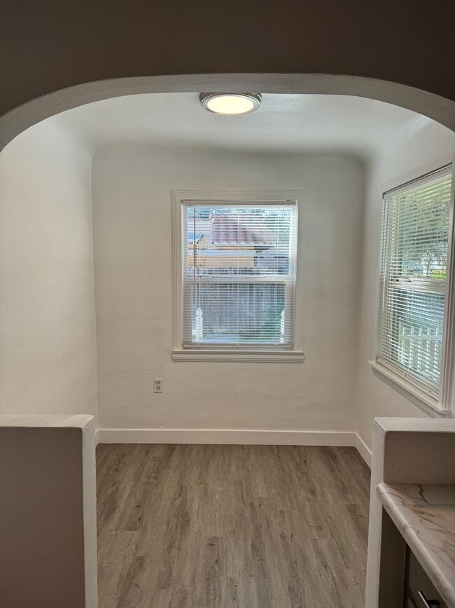 Building Photo - Cute 2 bedroom home close to downtown