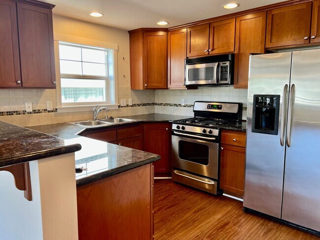 Building Photo - North Green Lake Town Home - Exceptional F...