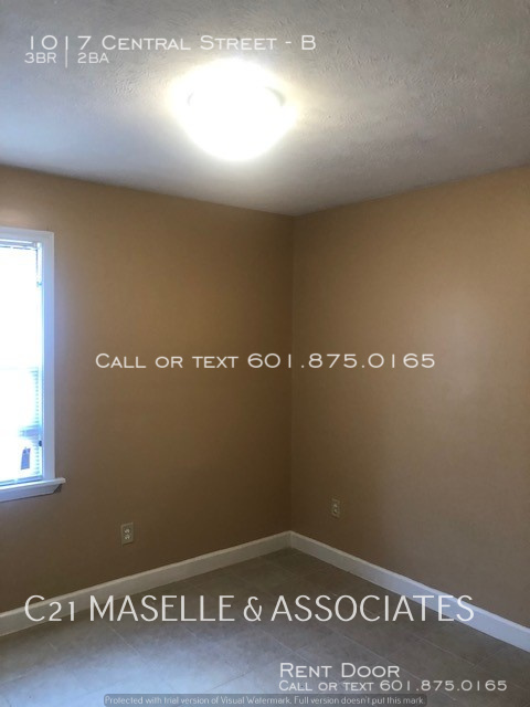 Building Photo - 3 Bed/1.5 Bath COMPLETELY UPDATED Apartments