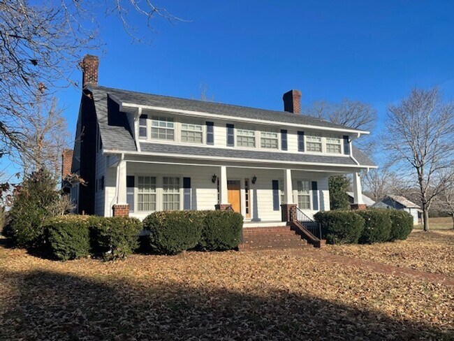 Building Photo - Mebane Farmhouse Available Now!