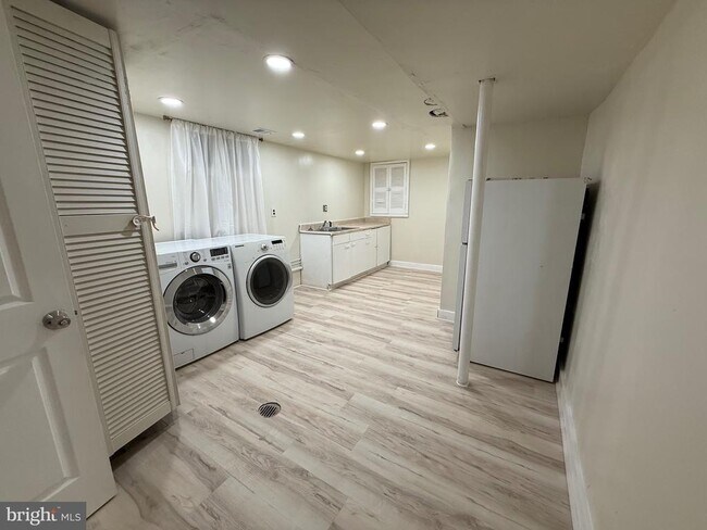 Foto del edificio - 4302 Hendricks Dr