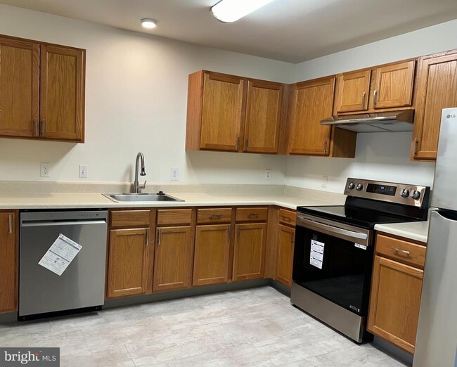 Building Photo - 74 Sequoia Dr