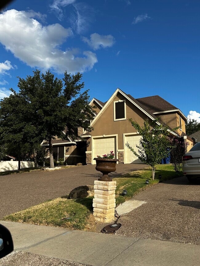 Building Photo - 431 Puig Dr