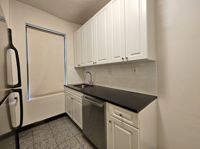 Building Photo - 664 W 163rd St