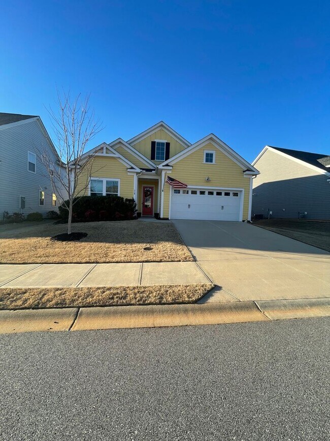 Building Photo - 3 Bedroom 2 Bath Ready for Immediate Move ...