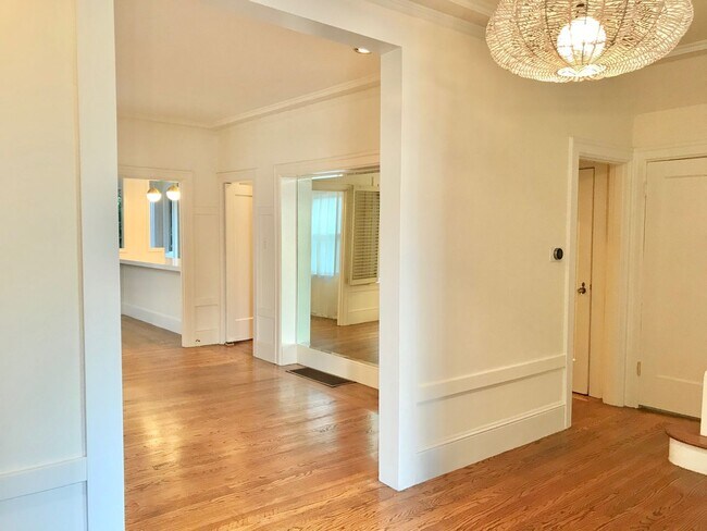 Building Photo - Beautiful 3Br+/2.5Ba Sea Cliff Edwardian H...