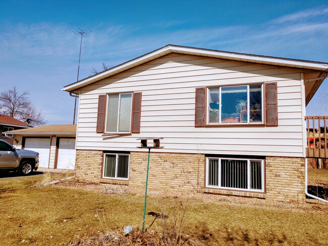 Foto del edificio - 2 bedroom Split Entry, Duplex, Lower Level