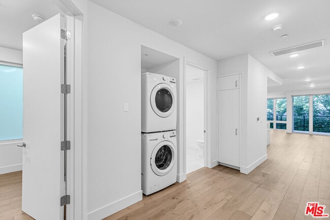 Building Photo - 2000 Beachwood Dr