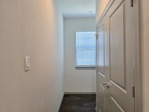 Building Photo - 611 Emile St