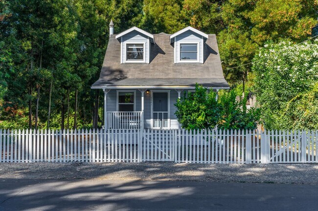 Building Photo - Charming 1 bed 1 bath Yountville home w/ b...
