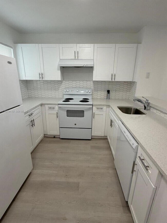 Foto del edificio - 8730 N Sherman Cir