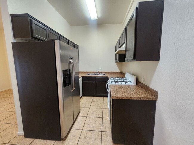 Building Photo - 3 Bedroom 2 Bath Townhouse