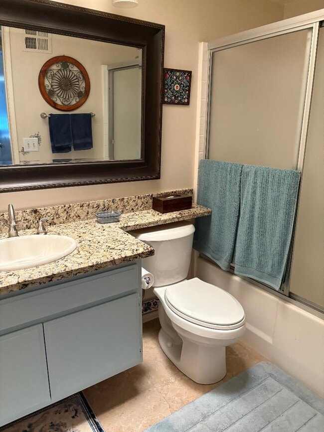 Private bathroom with tub/shower - 20050 Dorothy St