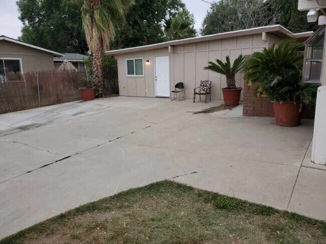 Entrada privada con portón y estacionamiento justo enfrente de la casa. - 9333 Lomita Dr