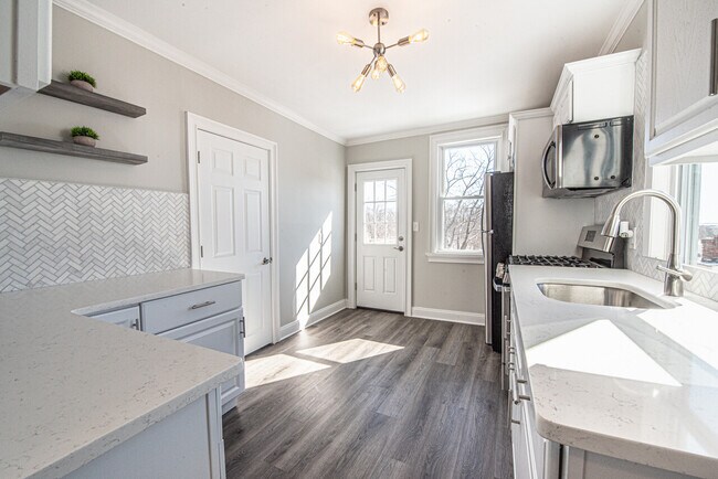 Building Photo - 3 Bed / 1 Bath Apartment in Tunxis Hill Ne...