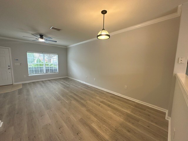 Foto del edificio - Stunning Townhome With Pond View In Gated Community