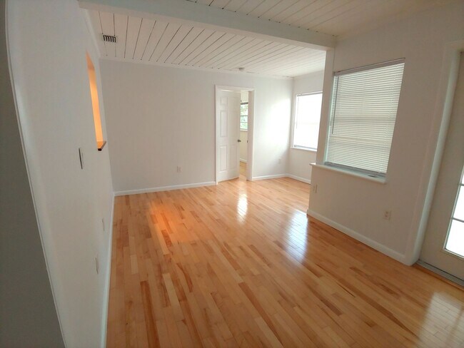 Foto del edificio - Stunning Pool Home in Sapphire Shores – West of the Trail Near the Ringling Museum