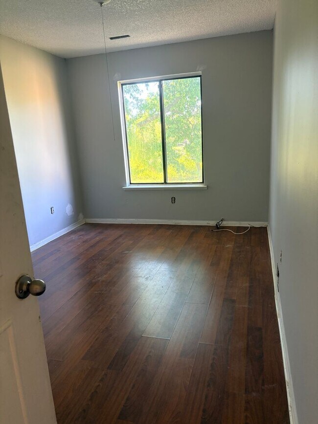 Foto del edificio - 2 Bedroom Condo in Burnt Tavern Manor Brick