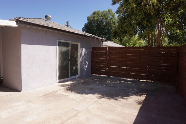 Foto del edificio - 7539 Enfield Ave