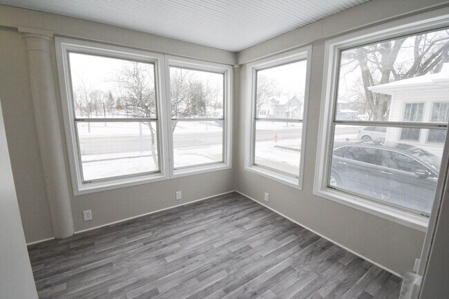 Foto del edificio - Huge, classic 2-story just outside of downtown Rochester