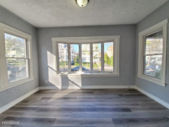 Foto del edificio - 3 br, 1 bath House - 70 Grumman Ave 1