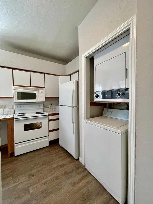 Building Photo - 2/2 Condo, Blocks from Campus and Downtown - Water and Trash Included!