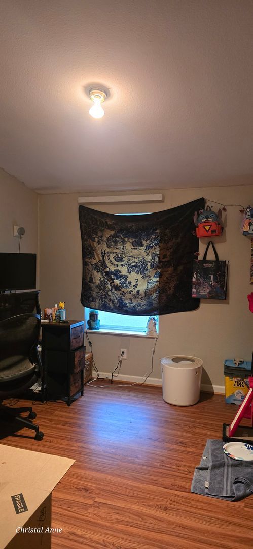 Building Photo - Looking for a room mate PRIVATE 2 Bedroom 1 Bath