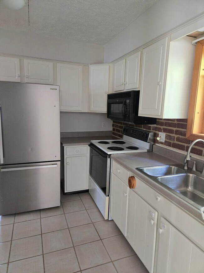 Foto del edificio - Lakeview 3 Bedroom  1.5 Bath  Home for Ren...