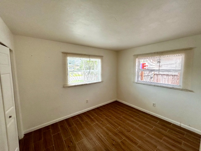 Building Photo - 626 W Mango St