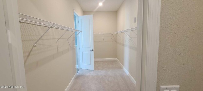 Foto del edificio - 4 bedroom home with 3 car garage In gated community