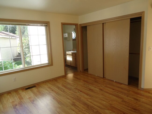 Building Photo - 2 br, 2 bath House - 8318 N Village Dr #1