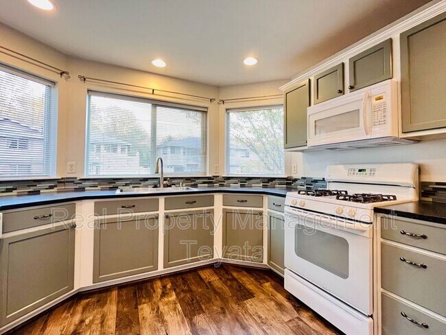 Building Photo - 909 Orchid Pl