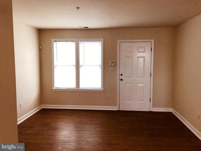 Building Photo - 2508 Kent Village Dr